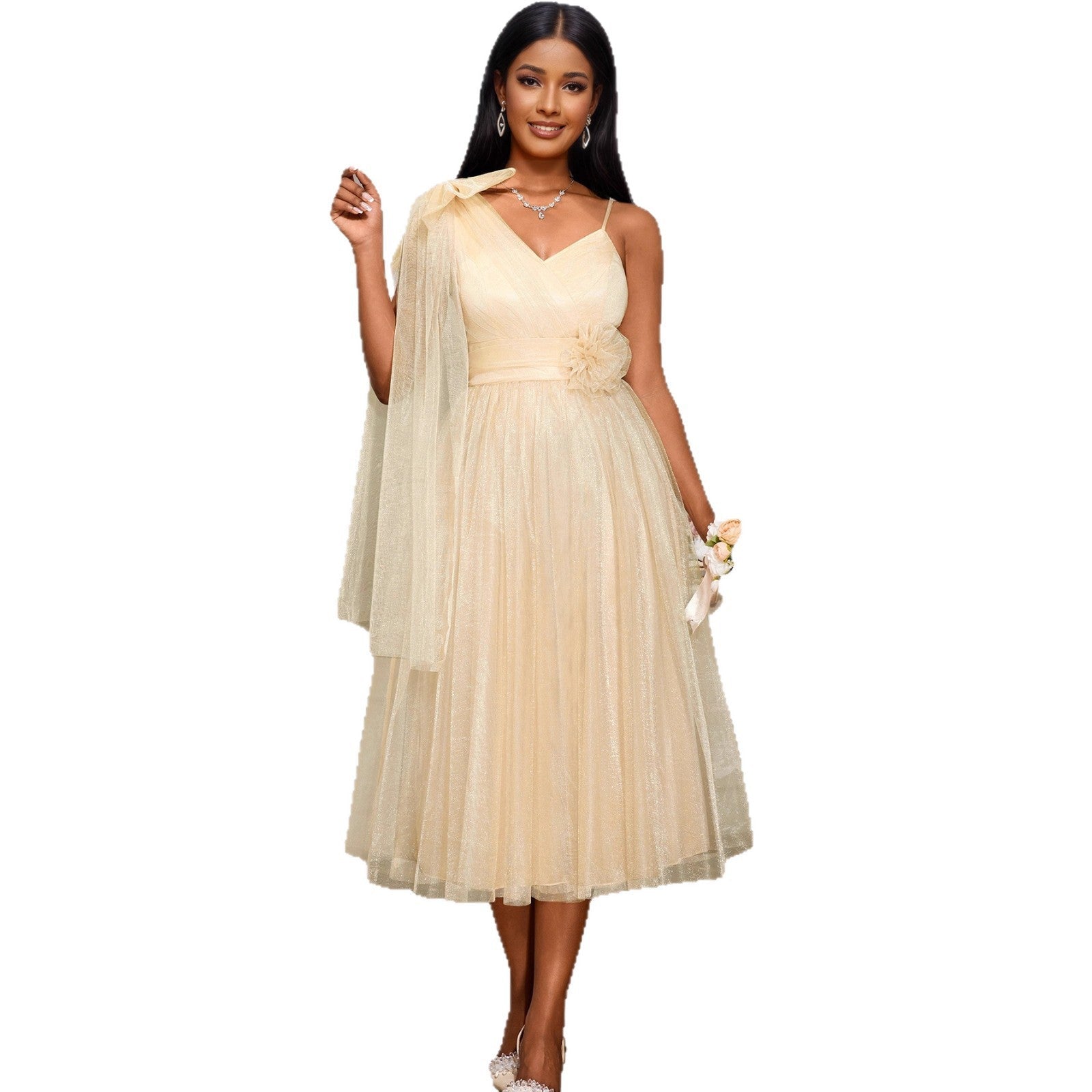 Robe de cocktail glamoureuse pour dame avec superposition volumineuse et accents floraux Mirla