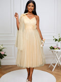 Robe de cocktail glamoureuse pour dame avec superposition volumineuse et accents floraux Mirla