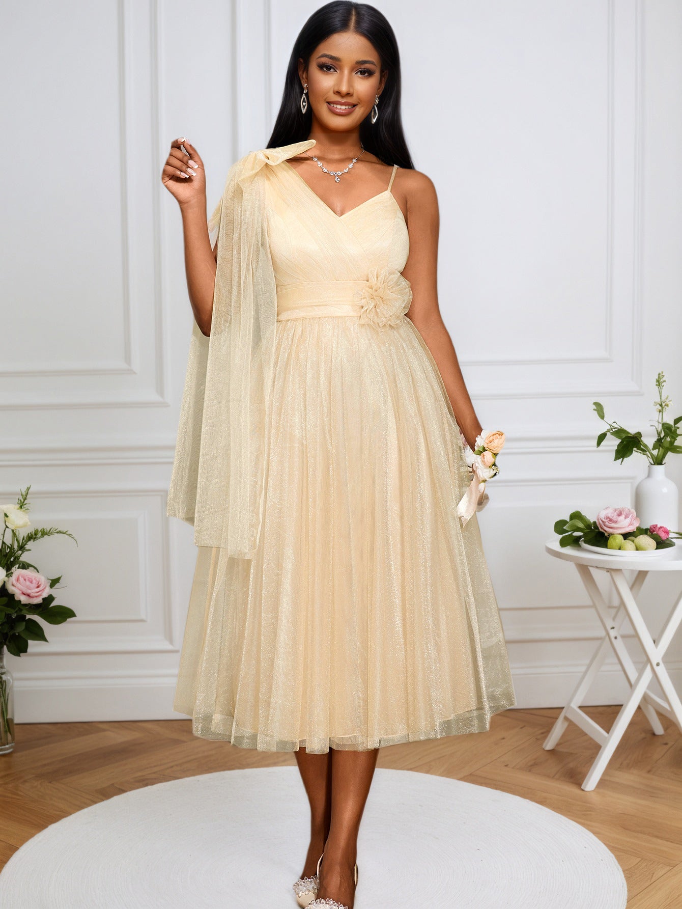 Robe de cocktail glamoureuse pour dame avec superposition volumineuse et accents floraux Mirla
