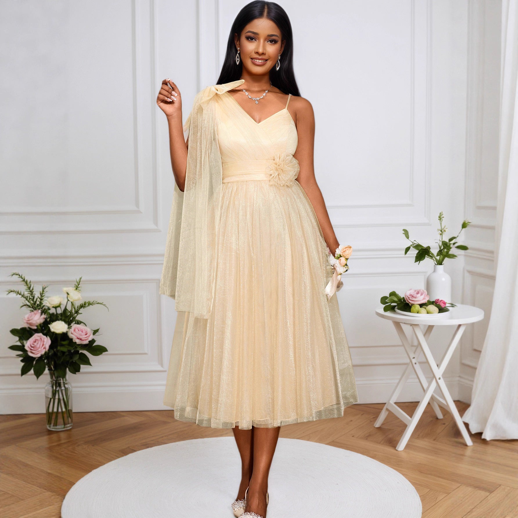 Robe de cocktail glamoureuse pour dame avec superposition volumineuse et accents floraux Mirla