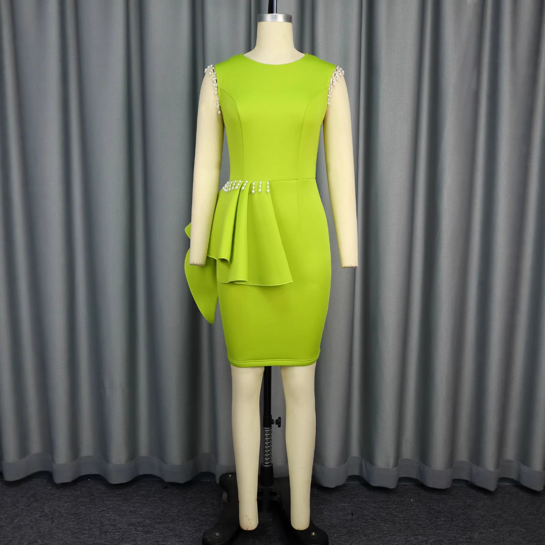 Robe sculptée pour femme avec volant asymétrique et détails en perles Mirla