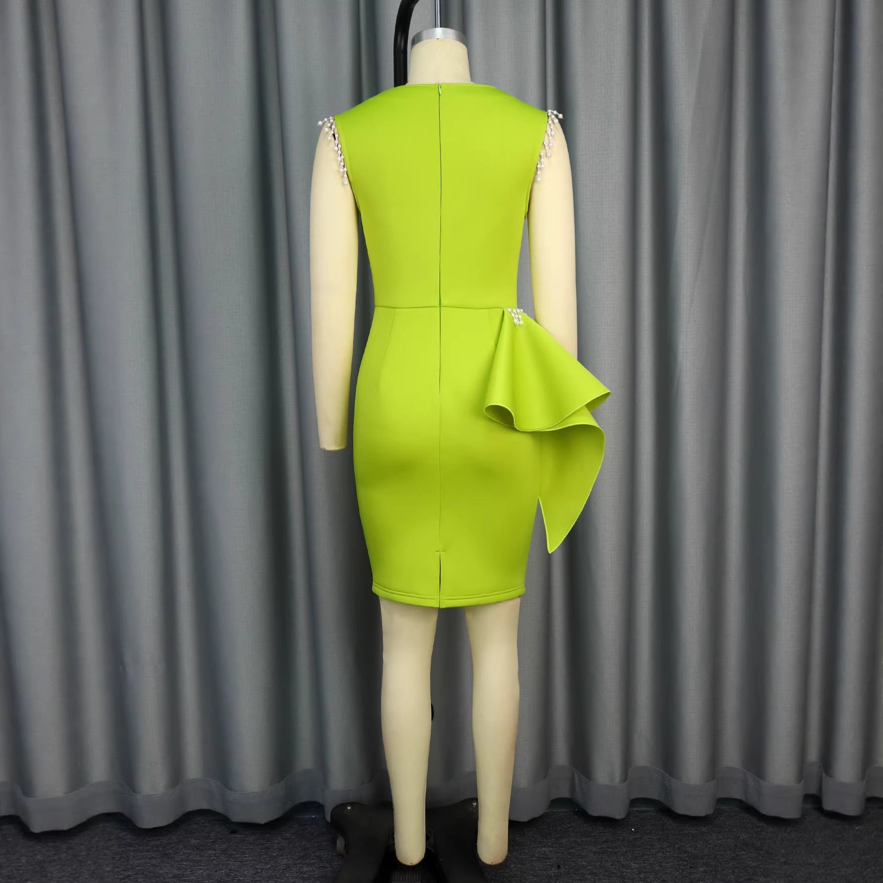 Robe sculptée pour femme avec volant asymétrique et détails en perles Mirla