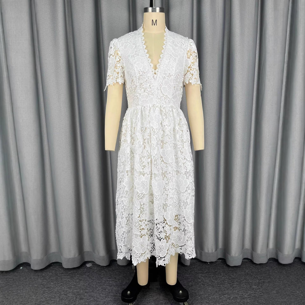 Robe midi en dentelle pour femme avec décolleté en V élégant et détails vintage Mirla