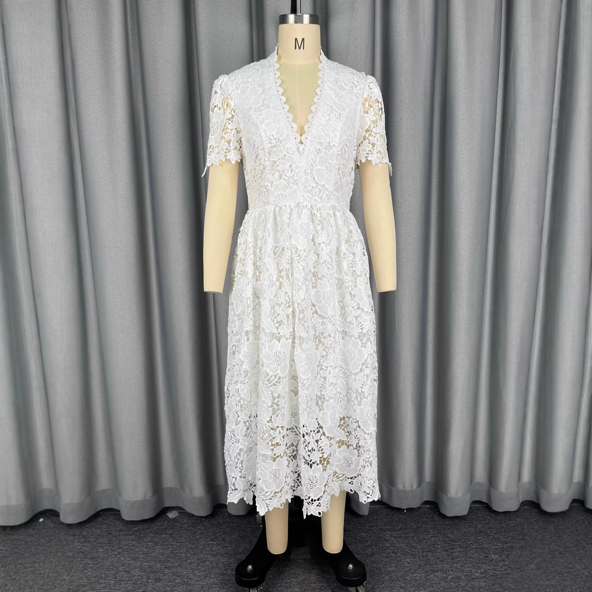 Robe midi en dentelle pour femme avec décolleté en V élégant et détails vintage Mirla