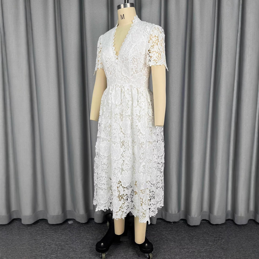 Robe midi en dentelle pour femme avec décolleté en V élégant et détails vintage Mirla