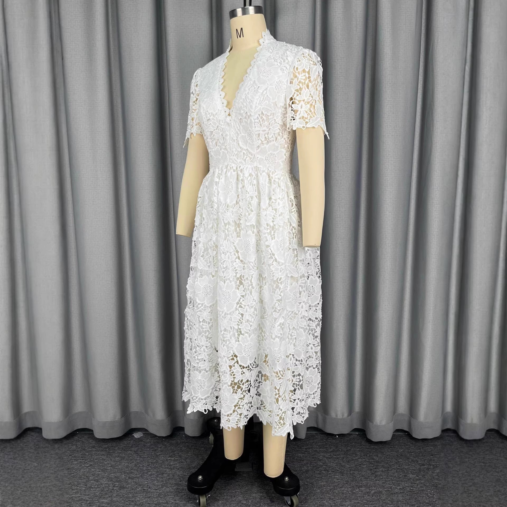 Robe midi en dentelle pour femme avec décolleté en V élégant et détails vintage Mirla