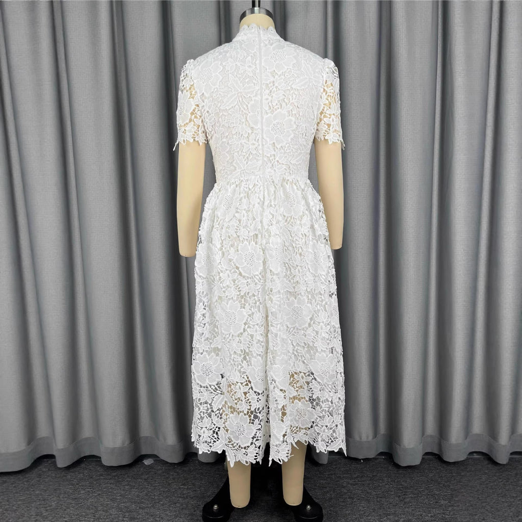 Robe midi en dentelle pour femme avec décolleté en V élégant et détails vintage Mirla