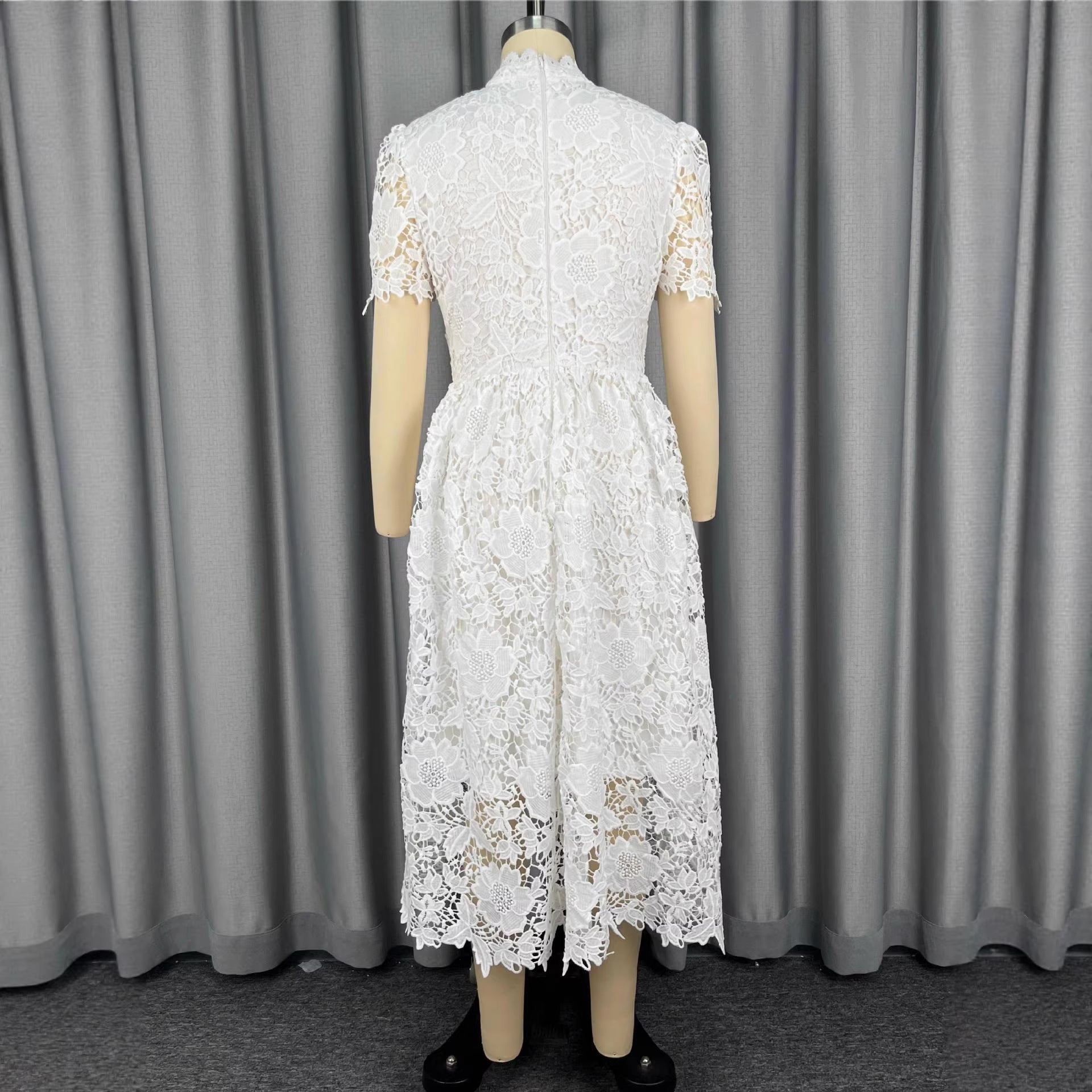 Robe midi en dentelle pour femme avec décolleté en V élégant et détails vintage Mirla