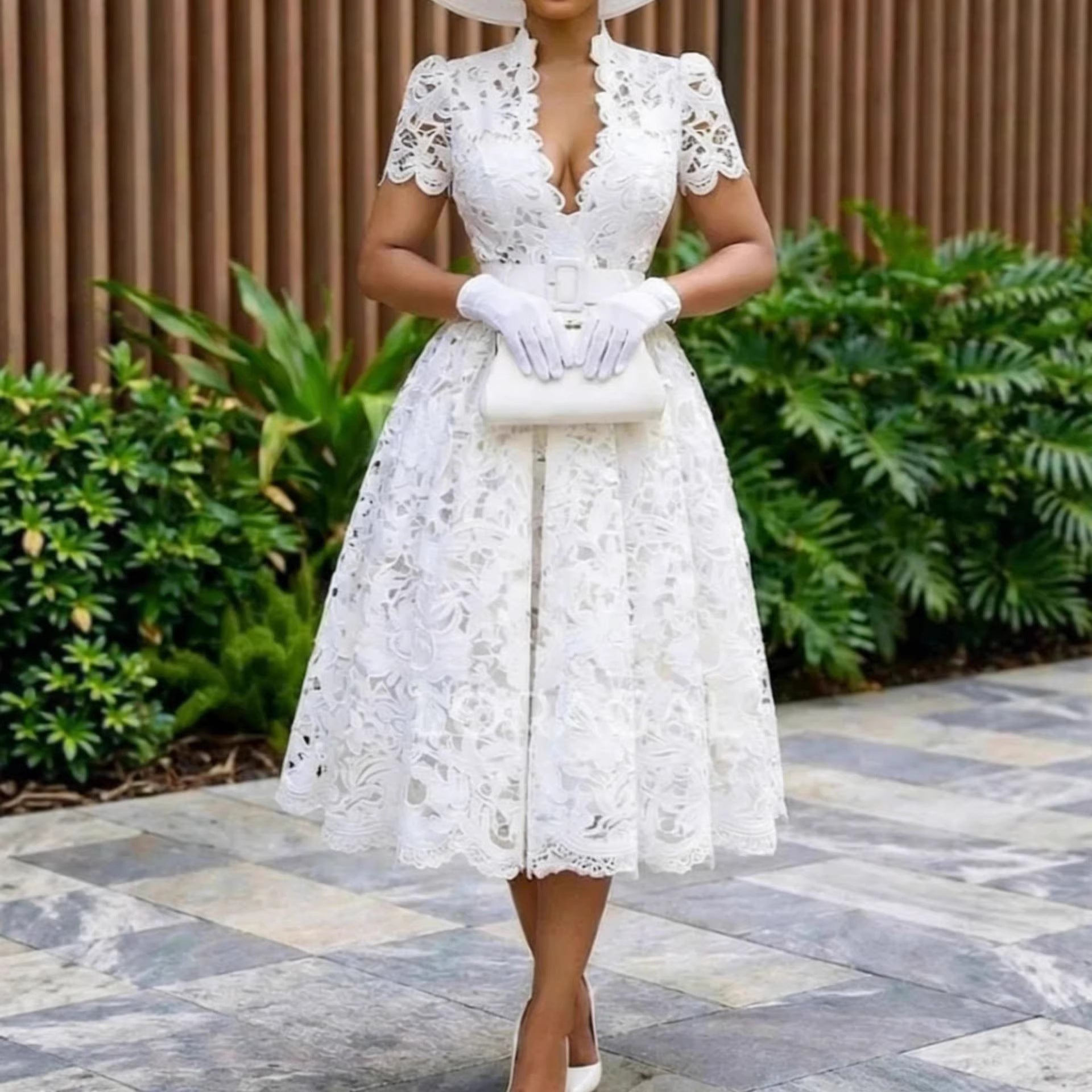 Robe midi en dentelle pour femme avec décolleté en V élégant et détails vintage Mirla