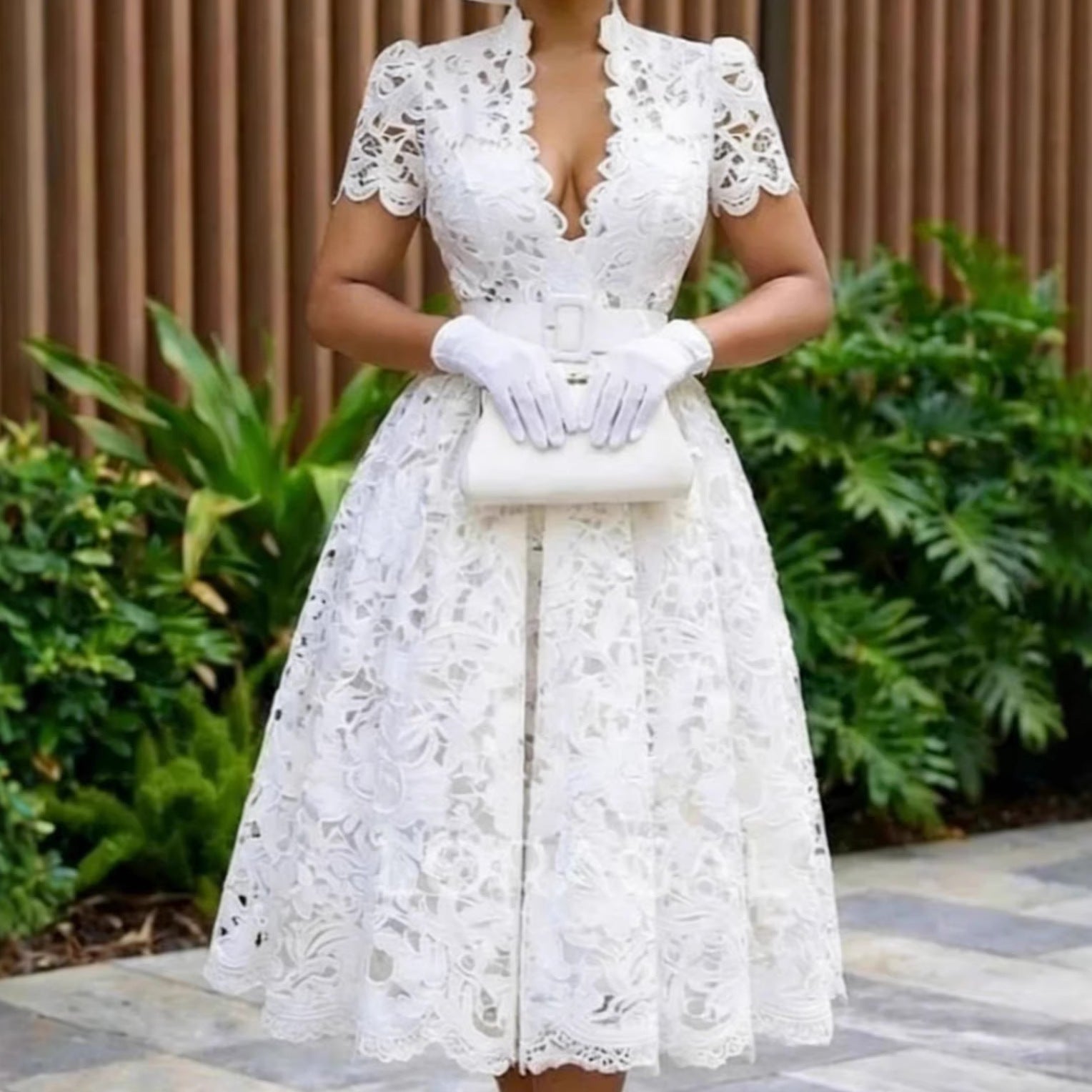 Robe midi en dentelle pour femme avec décolleté en V élégant et détails vintage Mirla
