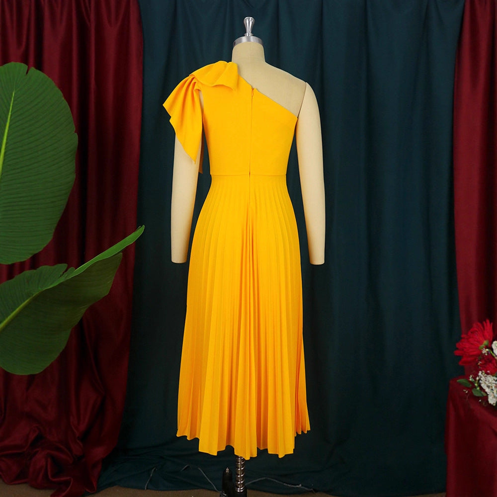 Robe maxi plissée pour femmes avec bretelle asymétrique et détail volant Mirla