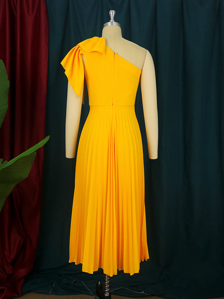 Robe maxi plissée pour femmes avec bretelle asymétrique et détail volant Mirla