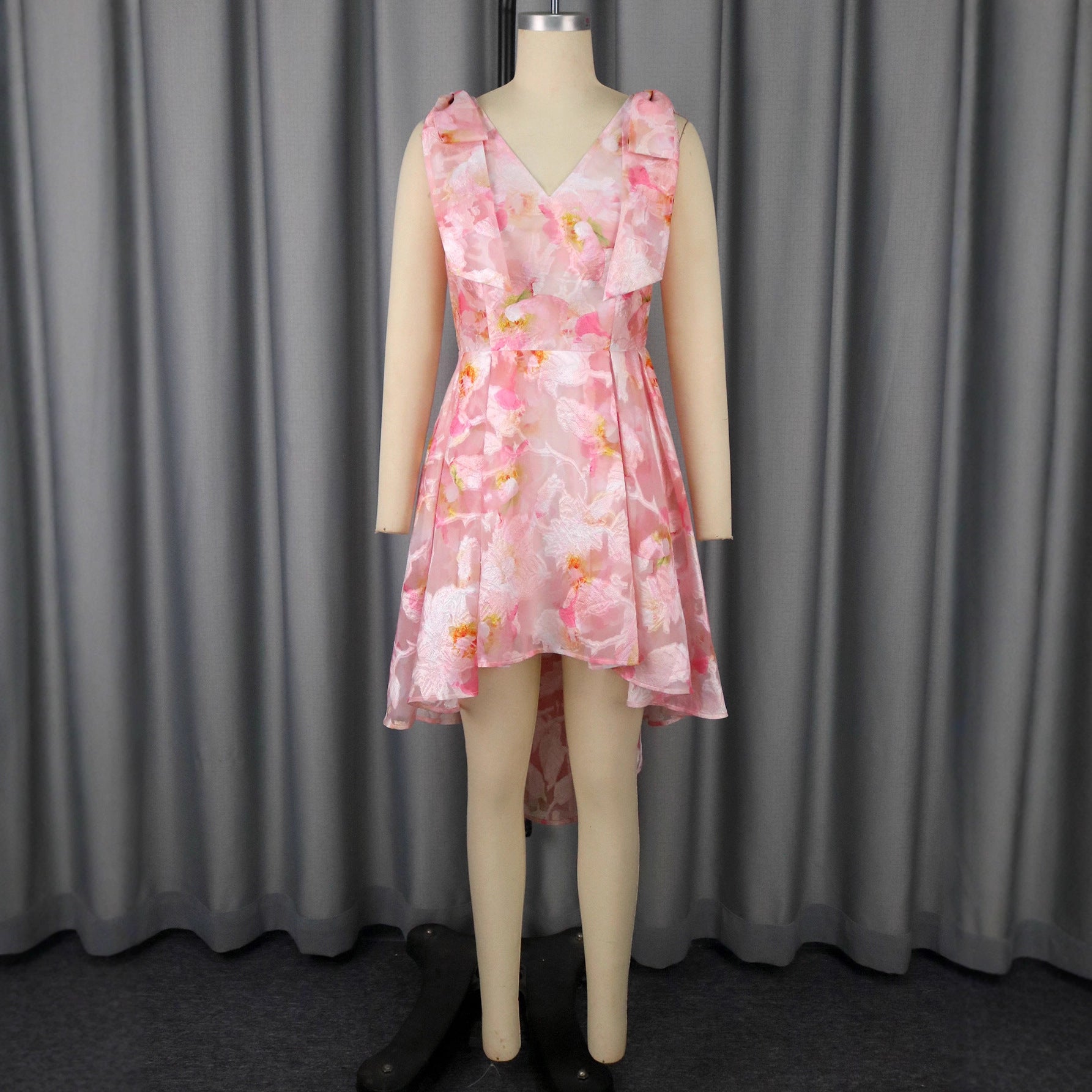 Robe cocktail féminine Lekfull avec ourlet asymétrique et détails en volants Mirla