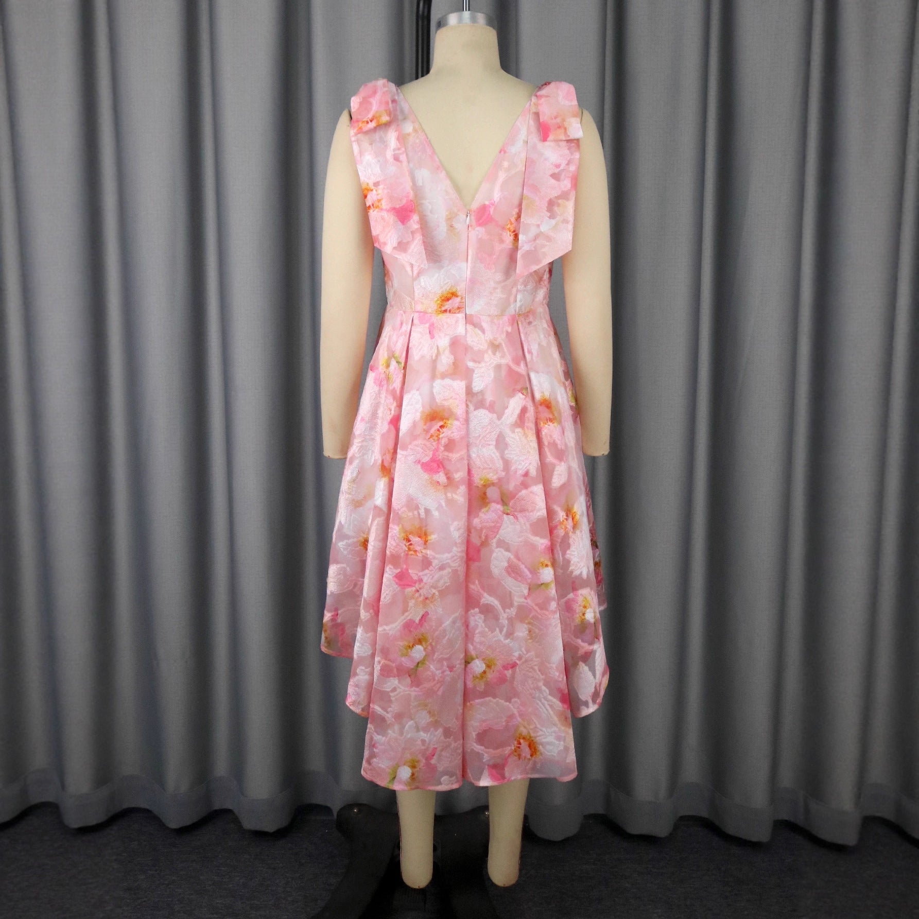 Robe cocktail féminine Lekfull avec ourlet asymétrique et détails en volants Mirla