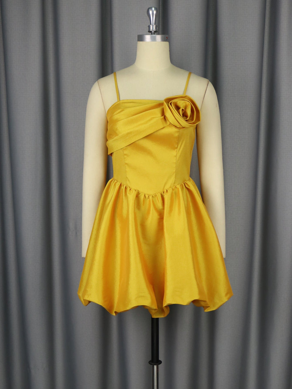 Robe mini femme Lekfull avec haut asymétrique et détail fleuri Mirla