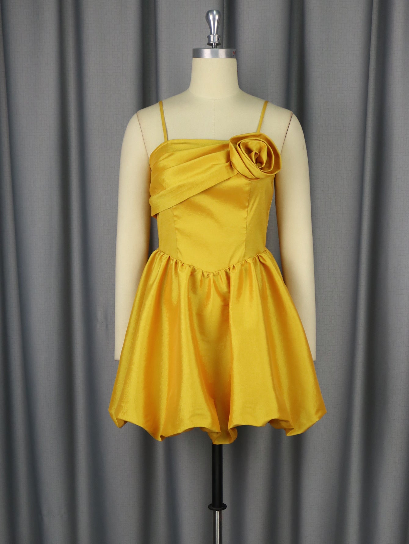 Robe mini femme Lekfull avec haut asymétrique et détail fleuri Mirla
