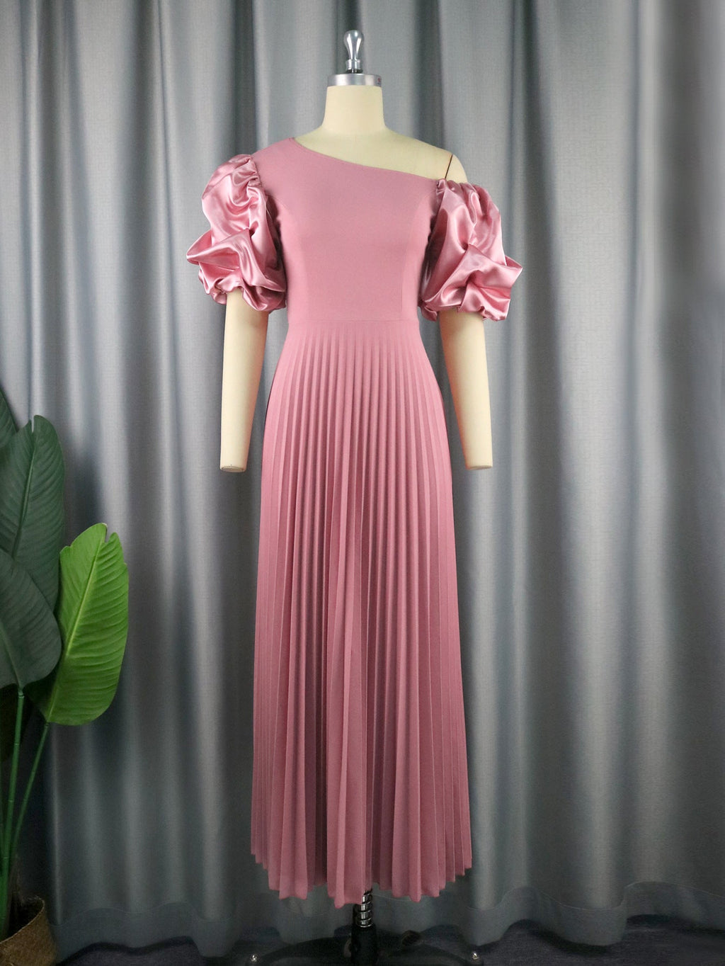 Robe maxi plissée pour femme avec haut asymétrique et manches bouffantes volumineuses Mirla