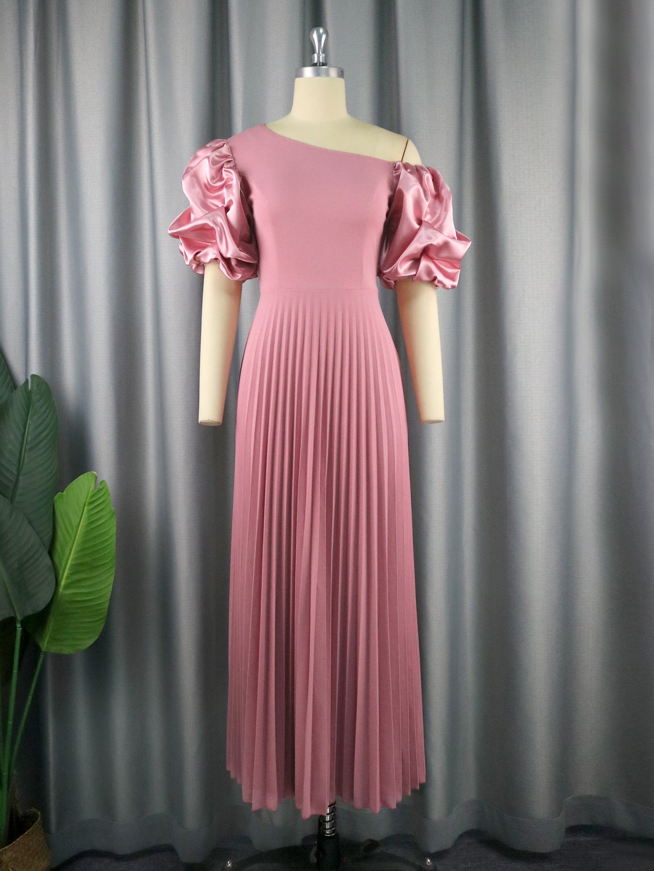 Robe maxi plissée pour femme avec haut asymétrique et manches bouffantes volumineuses Mirla