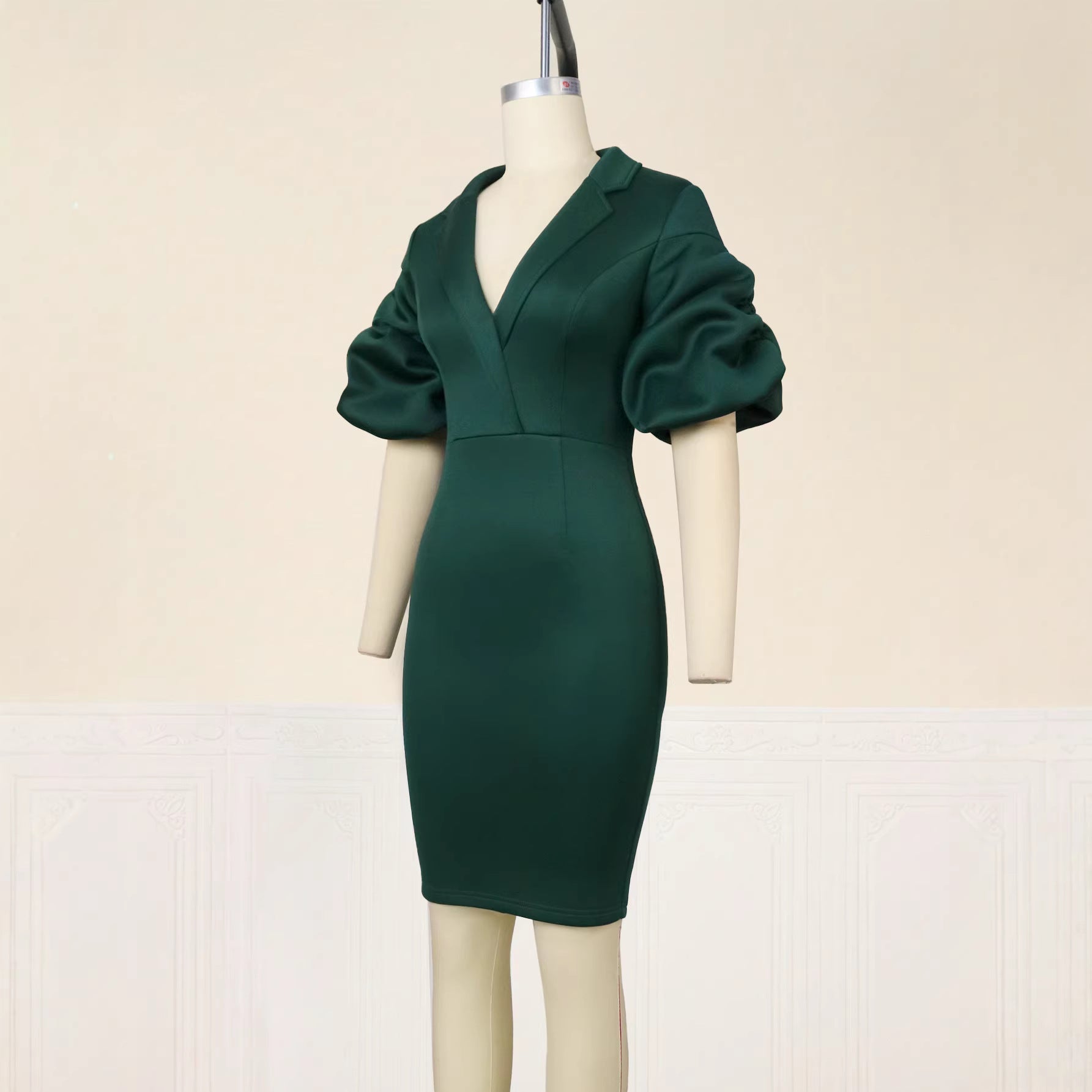 Robe en béton figuratif pour femmes avec des manches bouffantes volumineuses et un détail élégant Mirla