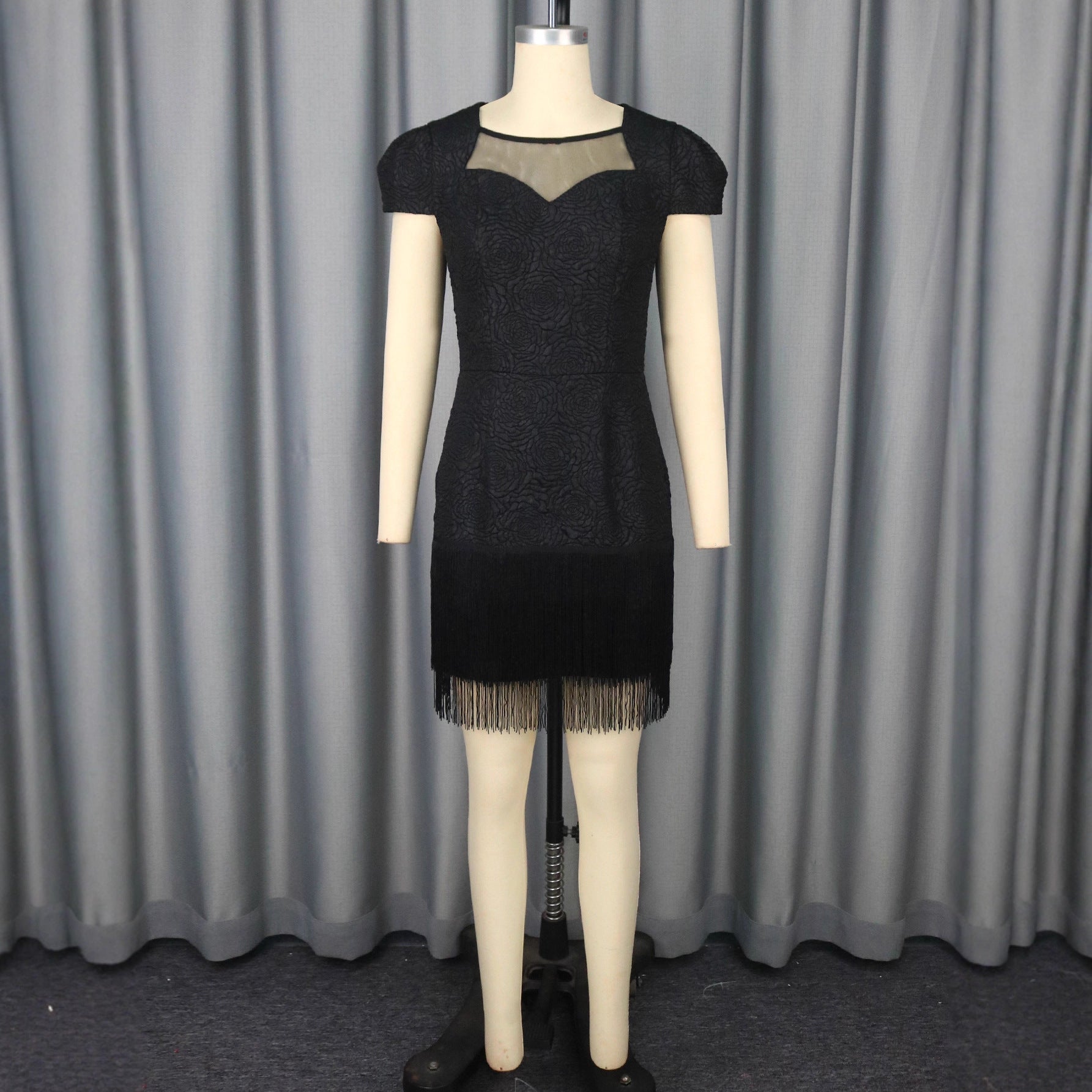 Robe Glamour pour Femmes avec Franges et Détail Transparent Mirla