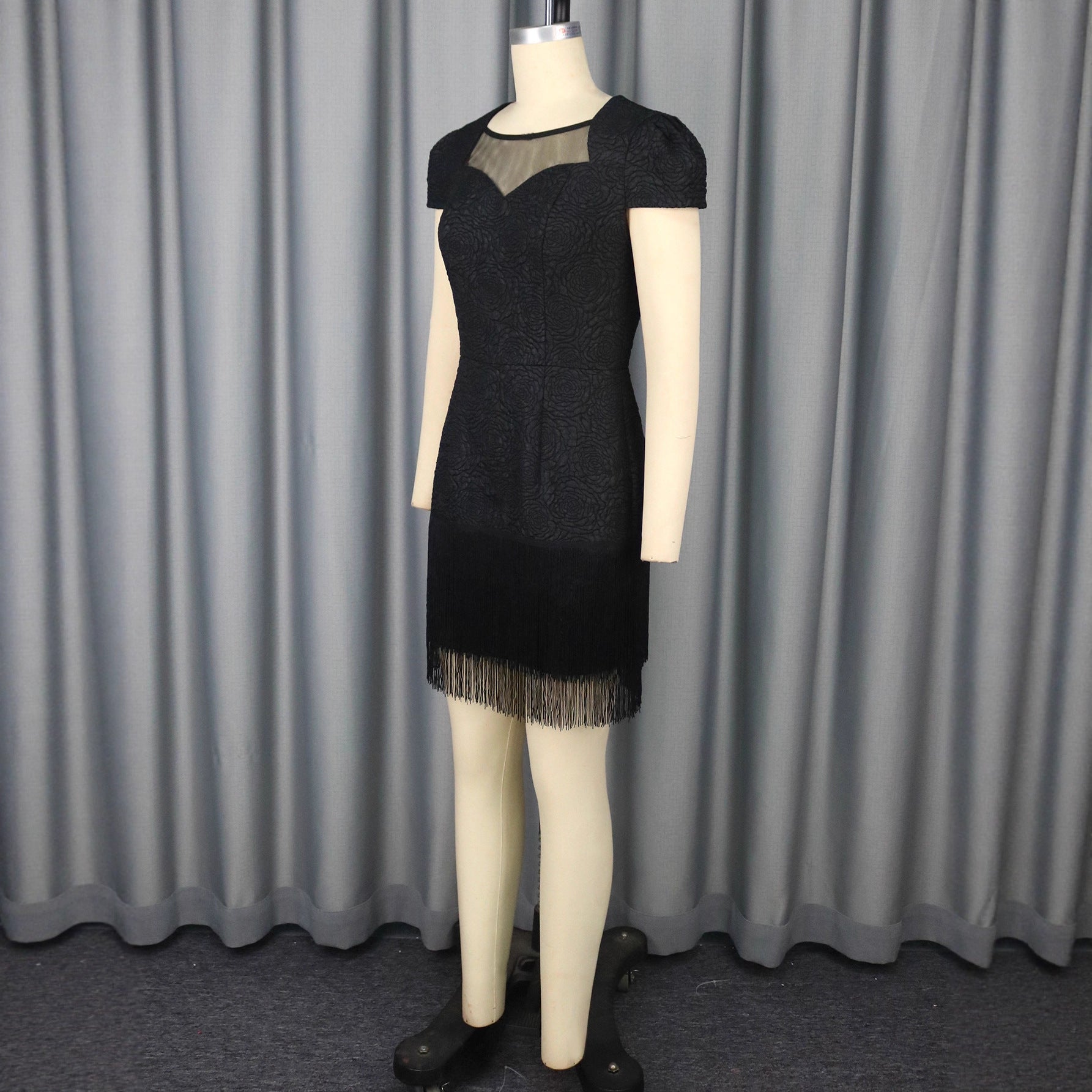 Robe Glamour pour Femmes avec Franges et Détail Transparent Mirla