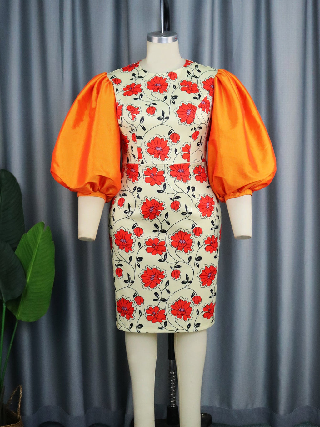 Robe ajustée pour femmes avec des manches bouffantes volumineuses et un motif floral Mirla