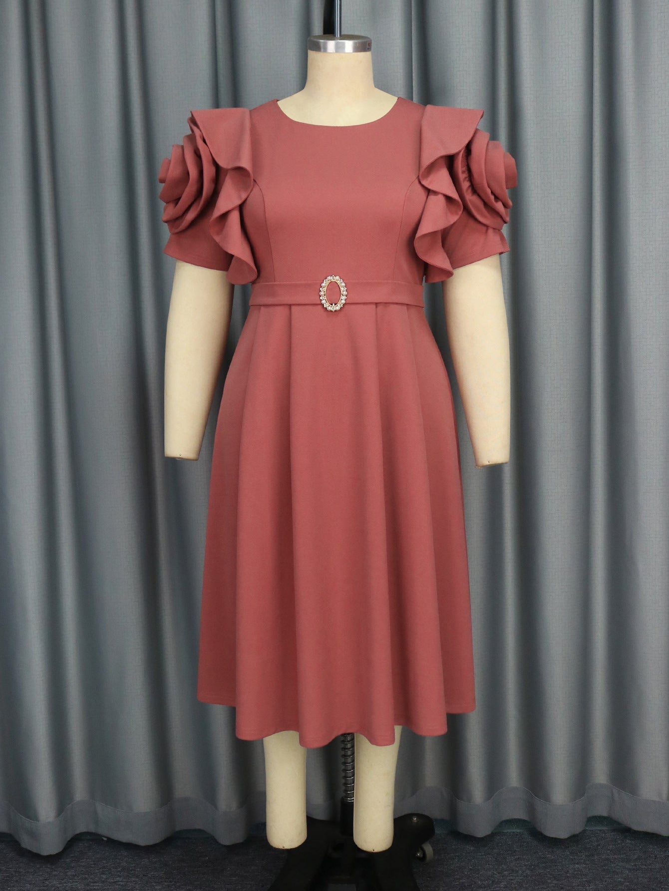 Robe de femme avec volants volumineux et élégante ceinture Mirla