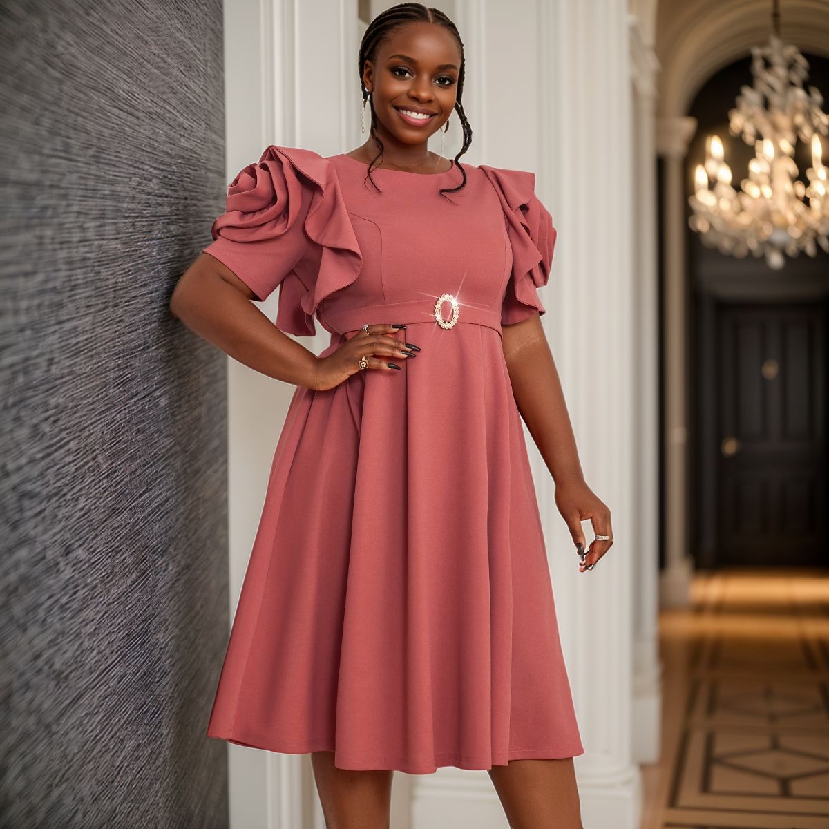 Robe de femme avec volants volumineux et élégante ceinture Mirla
