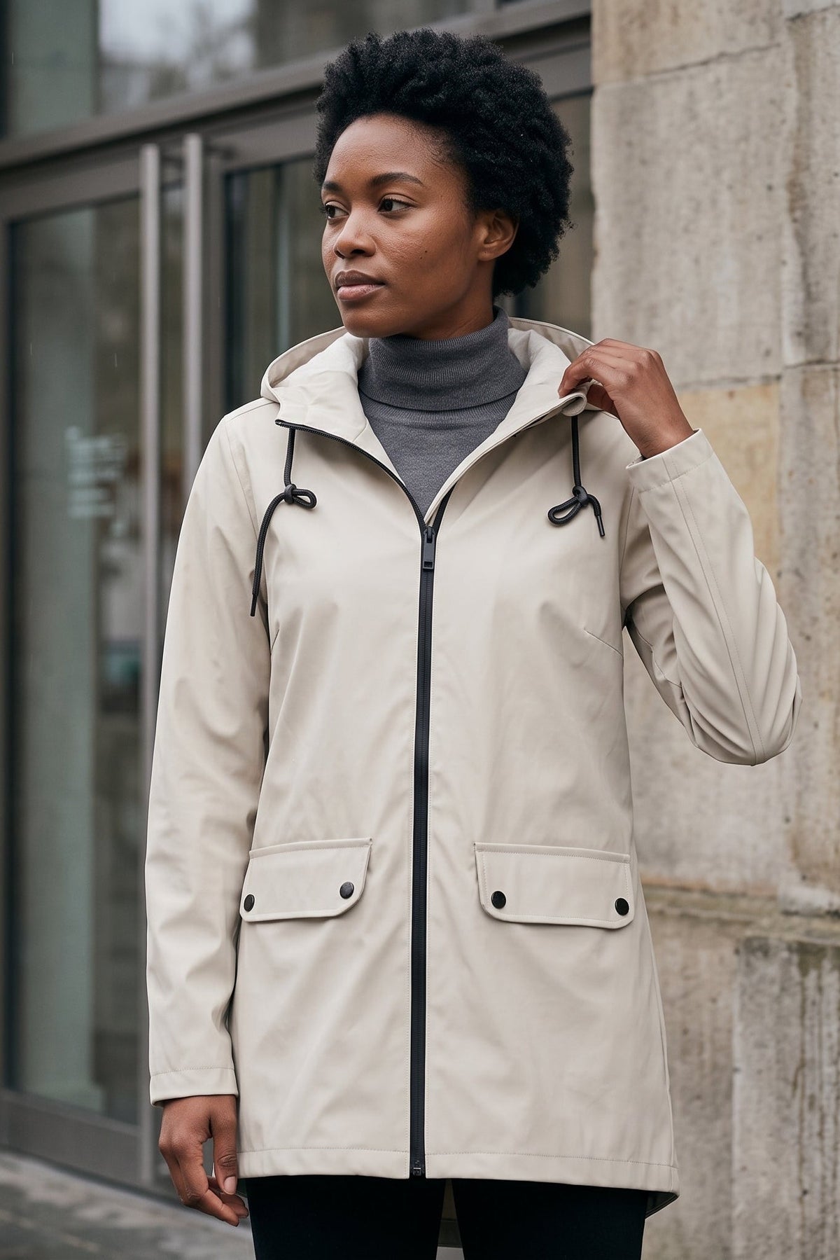 Manteau utilitaire à capuche et fermeture éclair longue