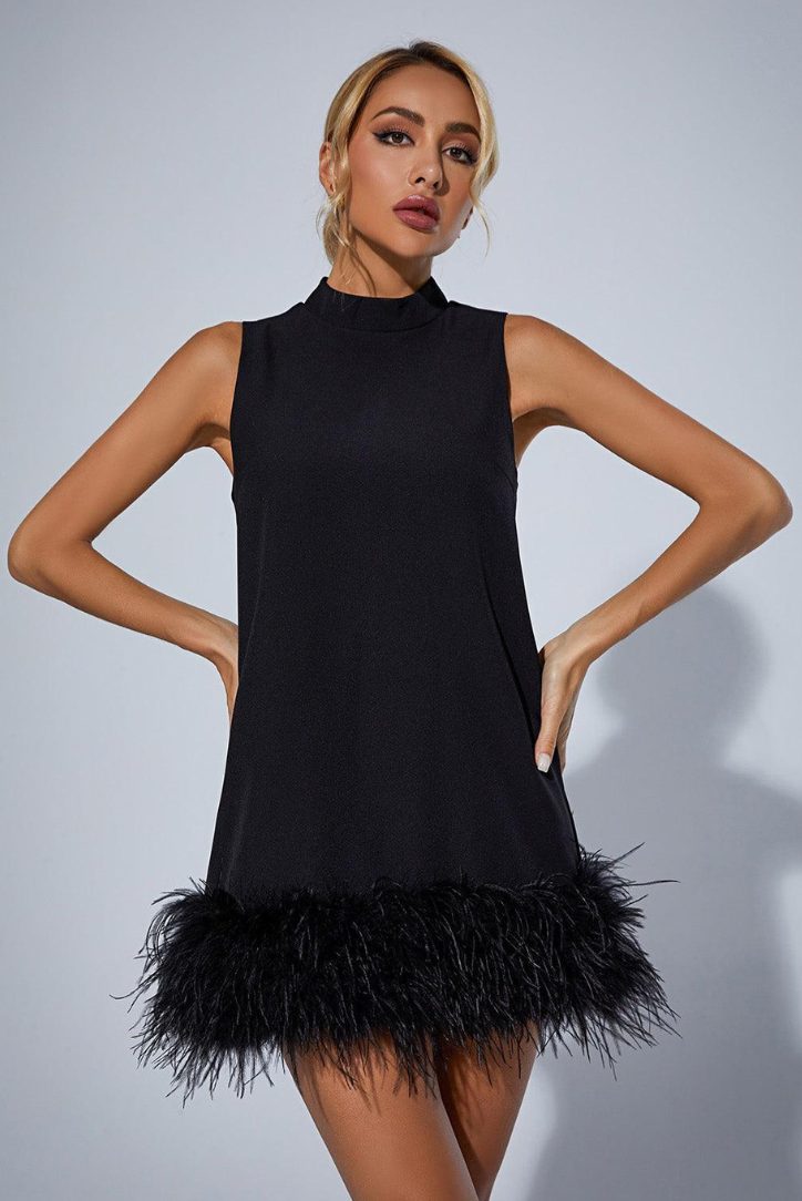 Alaina | Robe Mini Sans Manches à Col Montant et Ourlet en Plumes