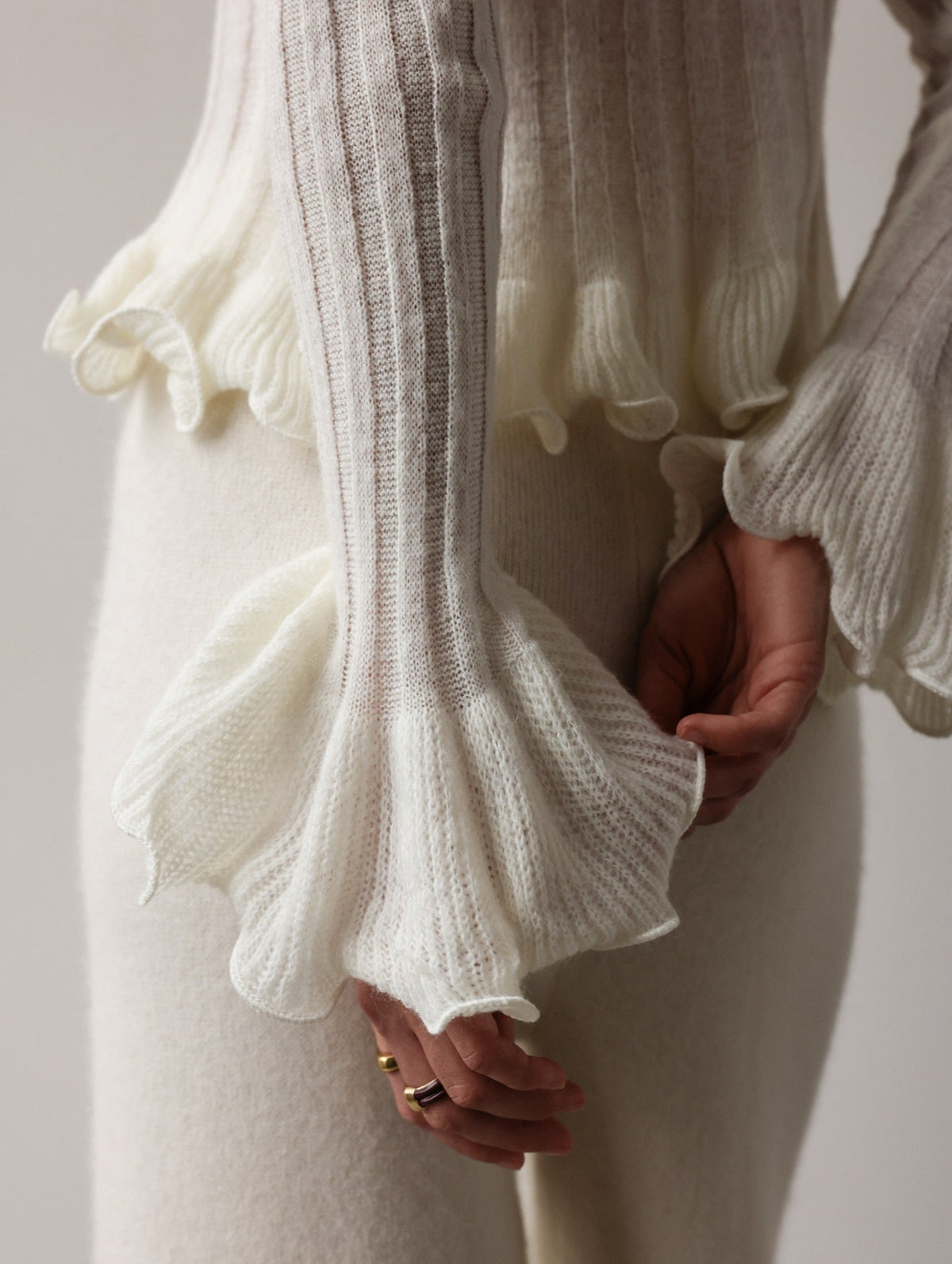 Della | Haut en tricot à col rond et manches longues avec volants pour femmes