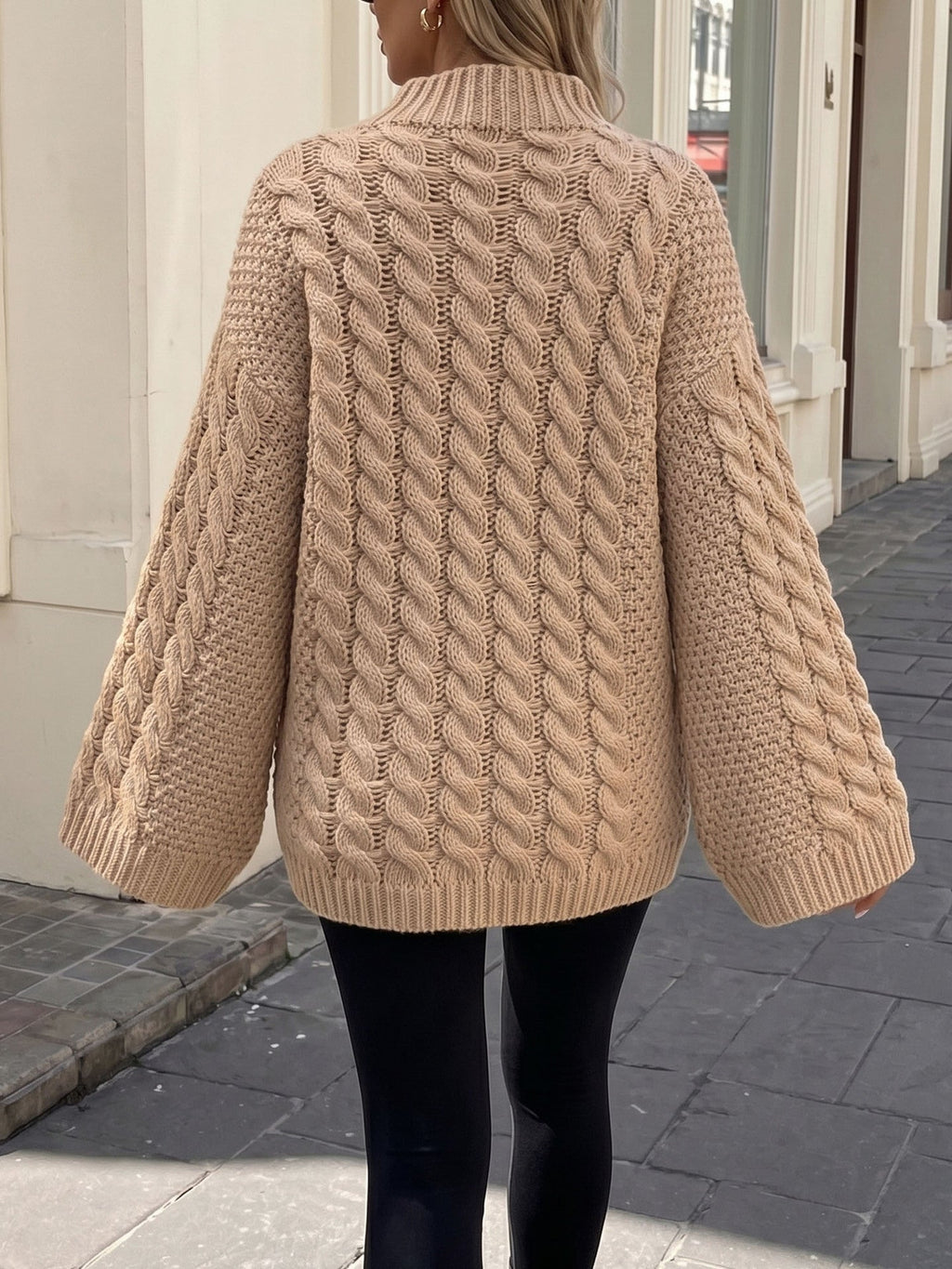 Halo | Pull en maille torsadée à col montant et manches longues pour femmes