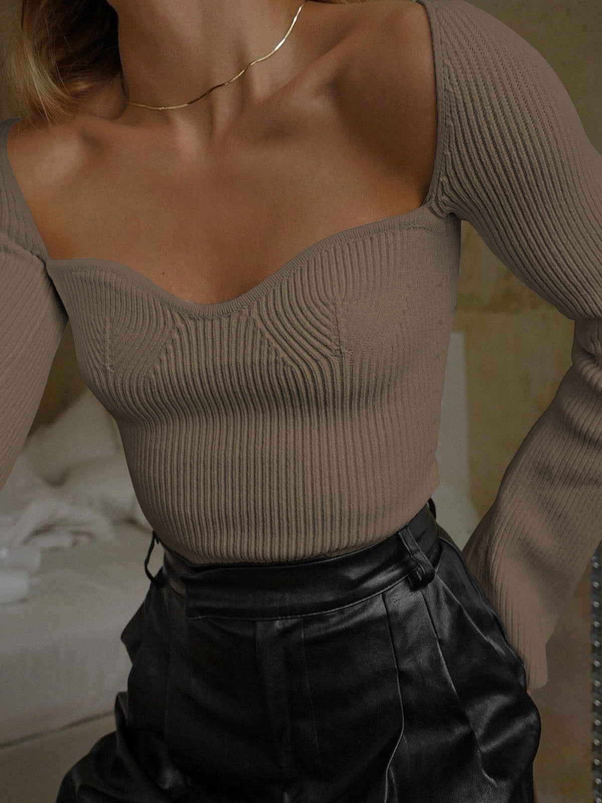 Joella | Haut en tricot à manches longues avec ourlet pointu et décolleté en cœur pour femmes