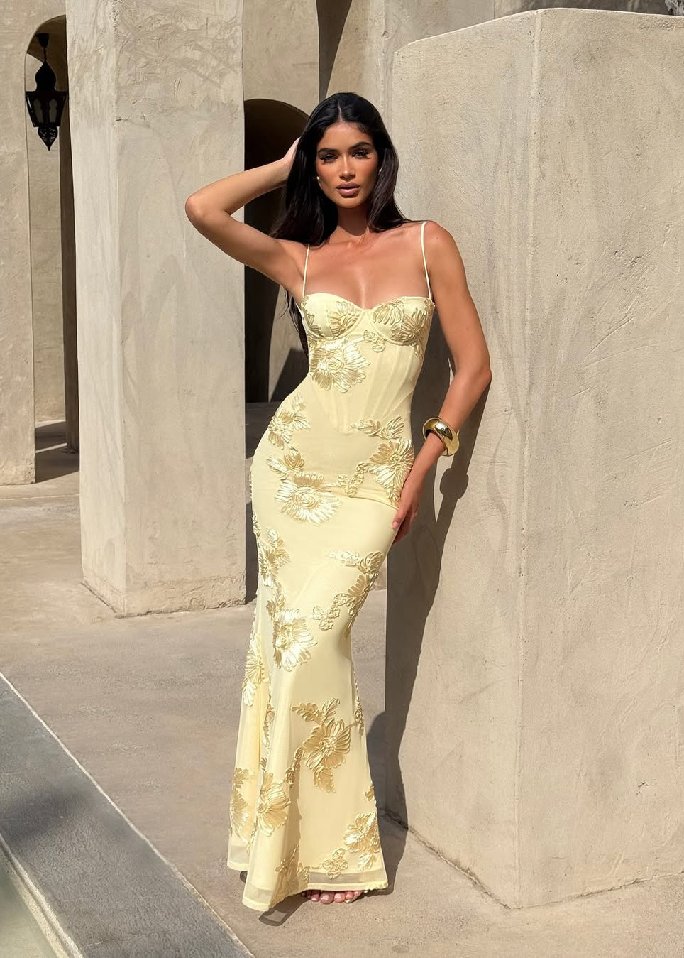 Kiara | Robe maxi sans manches en broderie florale pour invitées de mariage
