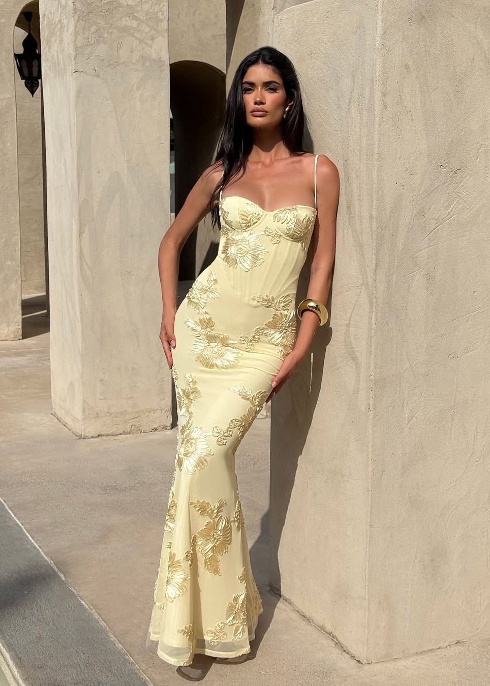 Kiara | Robe maxi sans manches en broderie florale pour invitées de mariage