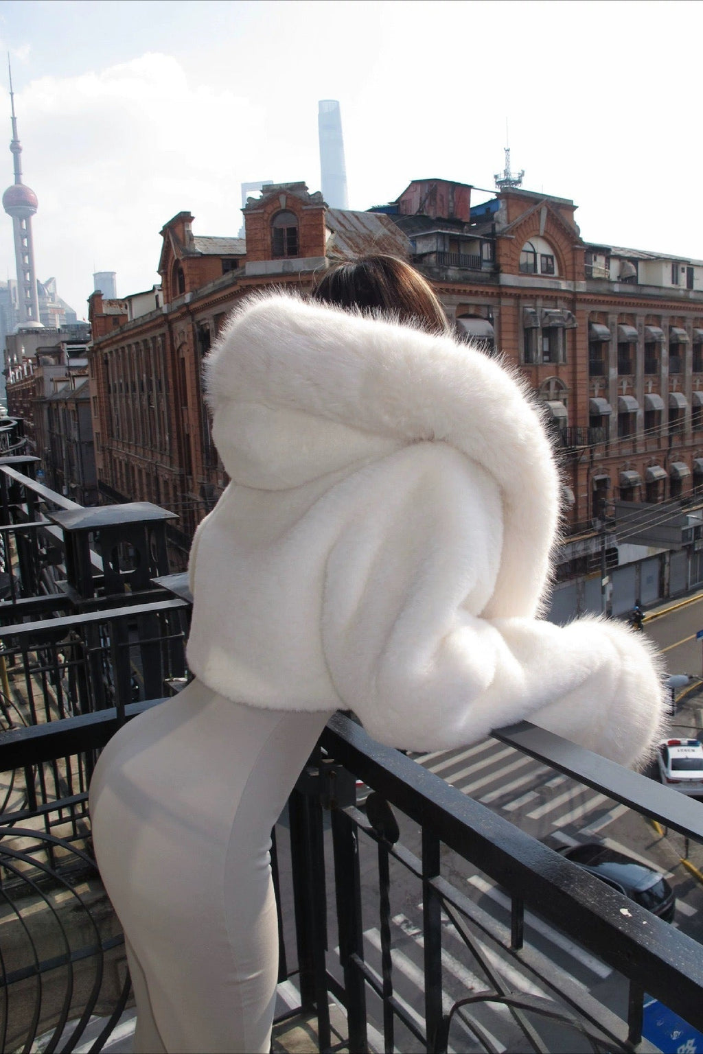 Louise | Veste courte à capuche en fausse fourrure pour femmes