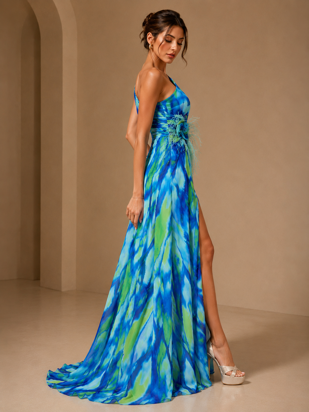 Mitchell | Robe maxi abstraite à une épaule pour invitées de mariage