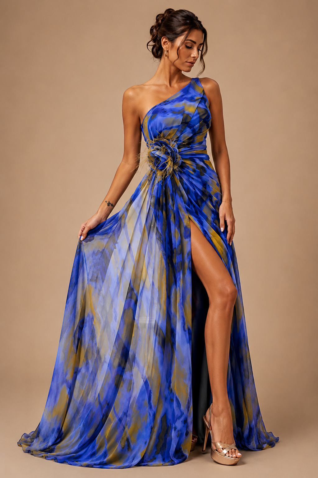 Mitchell | Robe maxi abstraite à une épaule pour invitées de mariage
