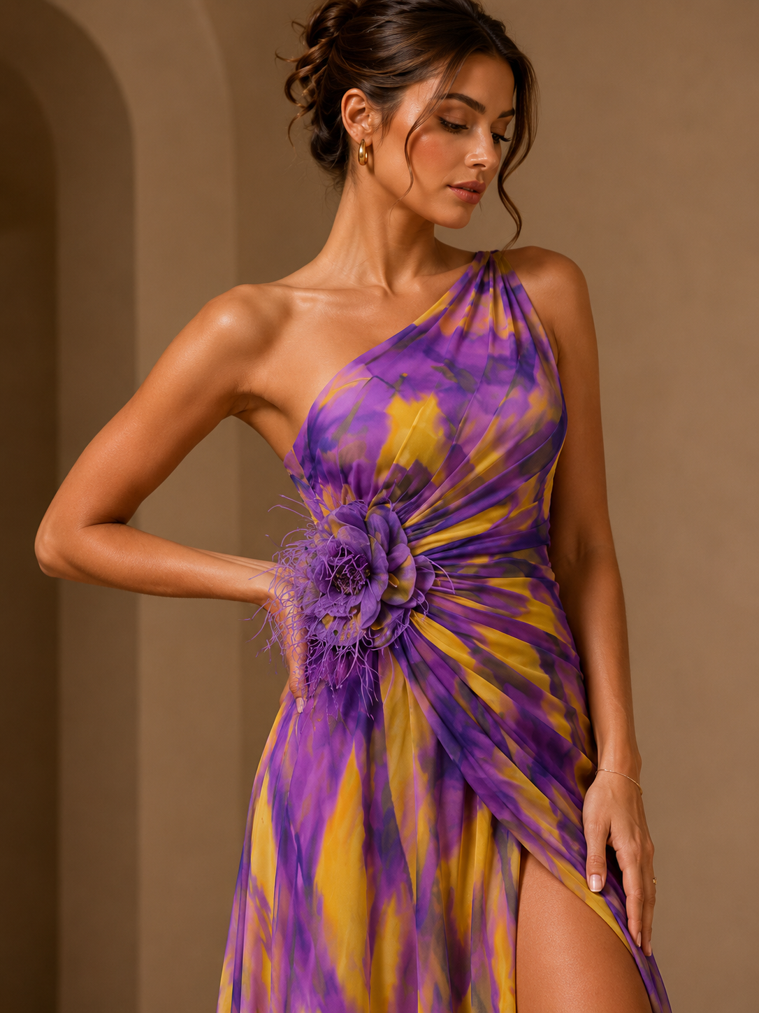 Mitchell | Robe maxi abstraite à une épaule pour invitées de mariage