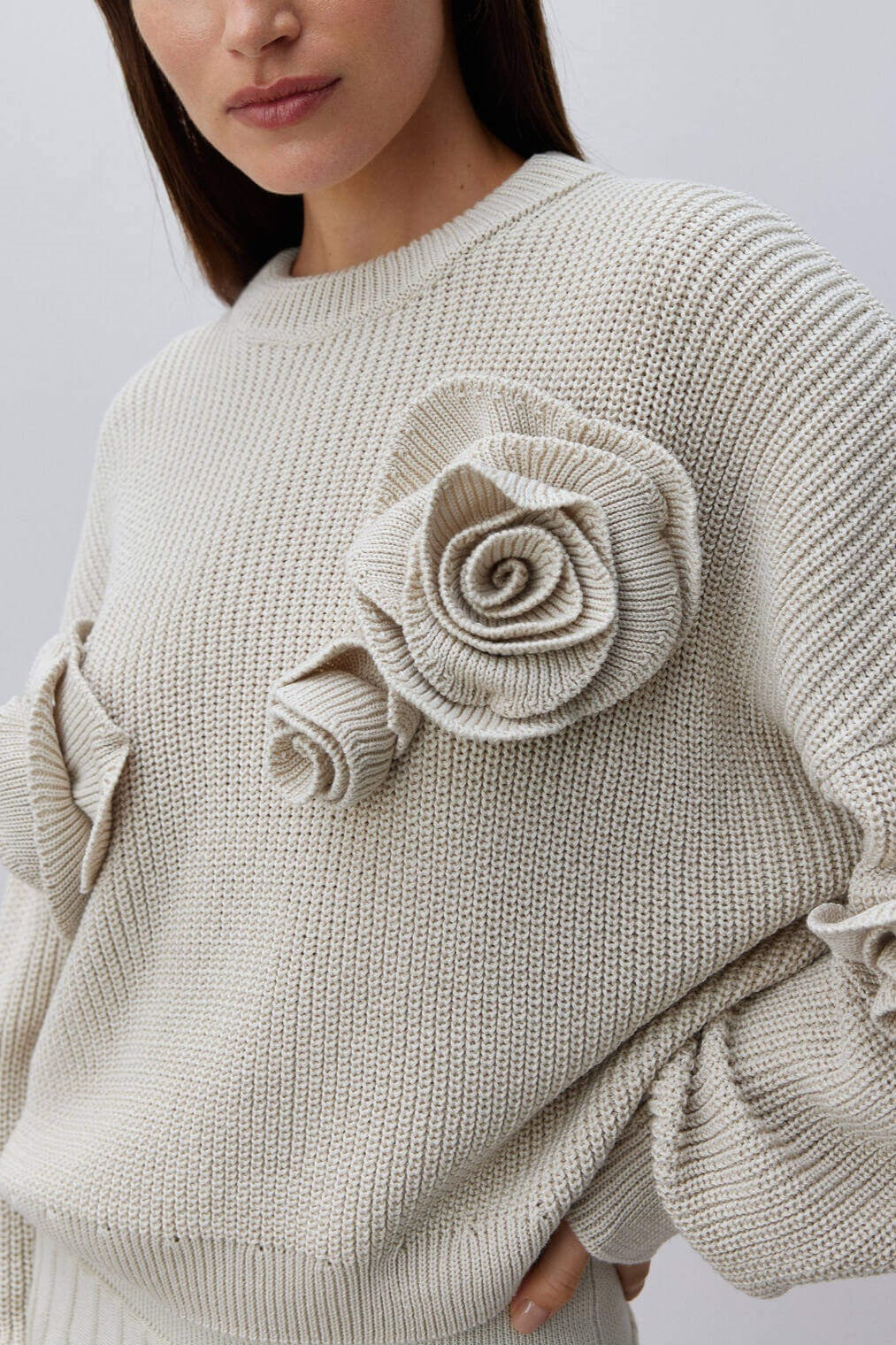 Sybil | Pull en maille à col rond et manches longues avec fleurs en 3D pour femmes