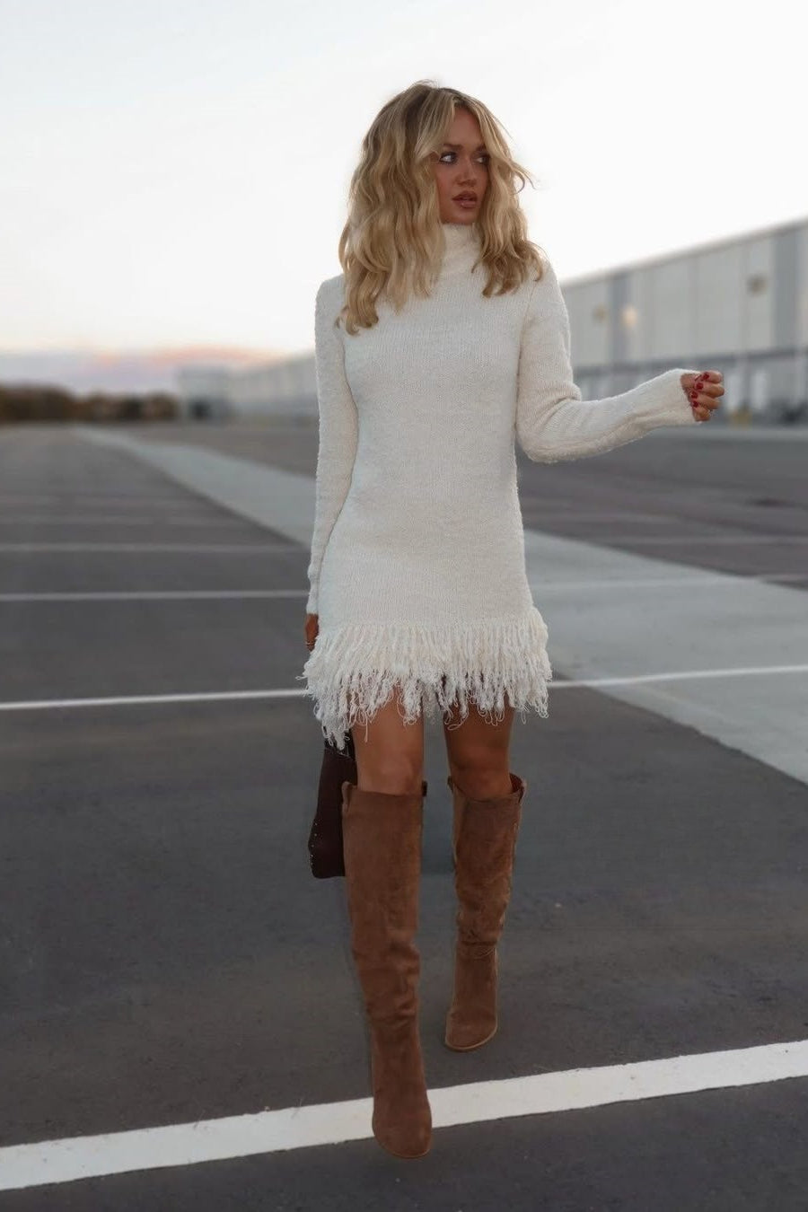 Sydney | Robe Pull Fuzzy Tricot à Col Roulé avec Ourlet Frangé pour Femmes