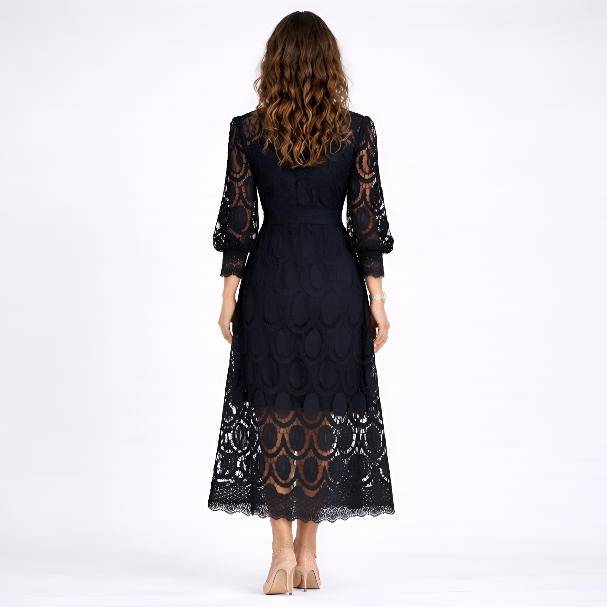 Kimberly - Robe mi-longue à col haut en dentelle ajourée