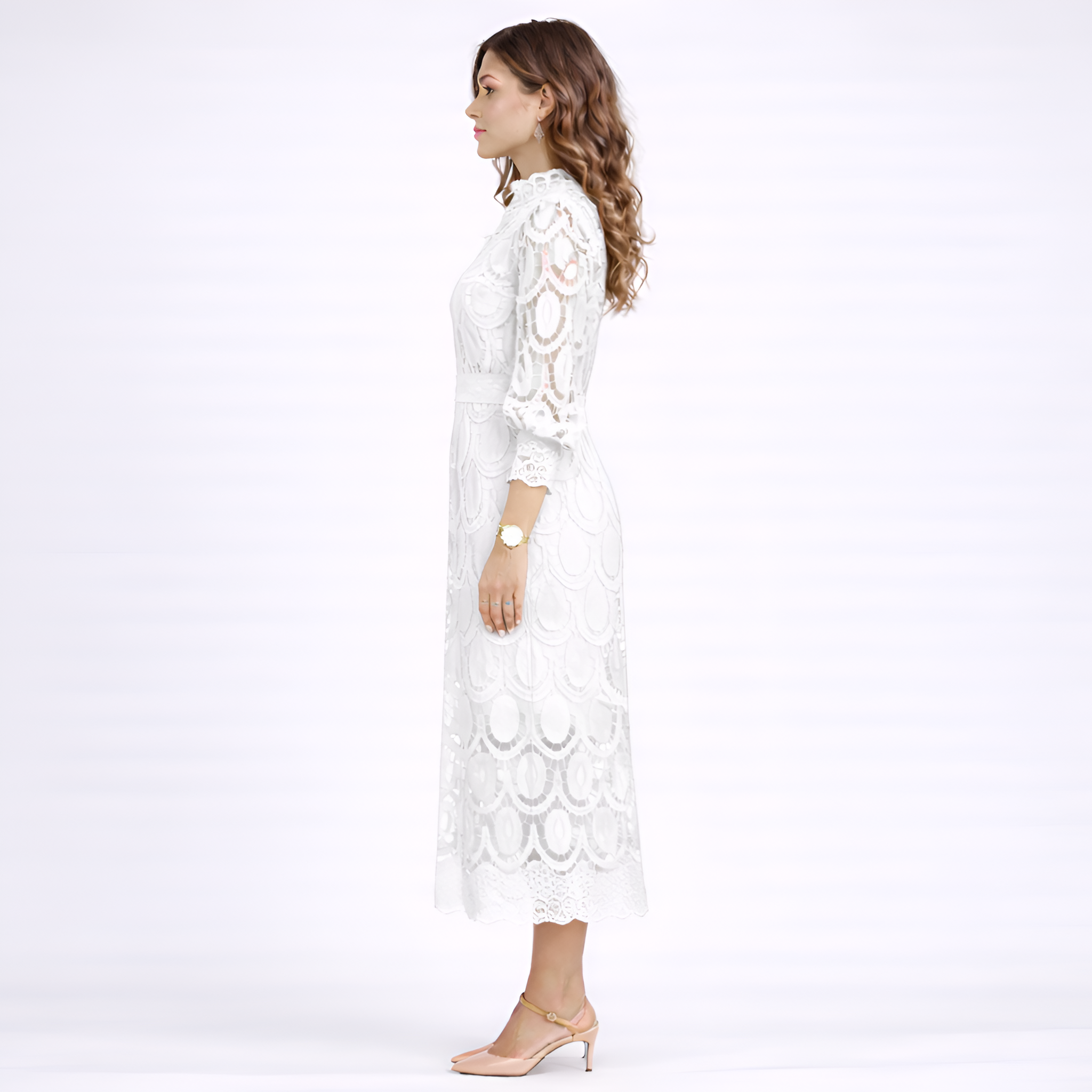 Kimberly - Robe mi-longue à col haut en dentelle ajourée