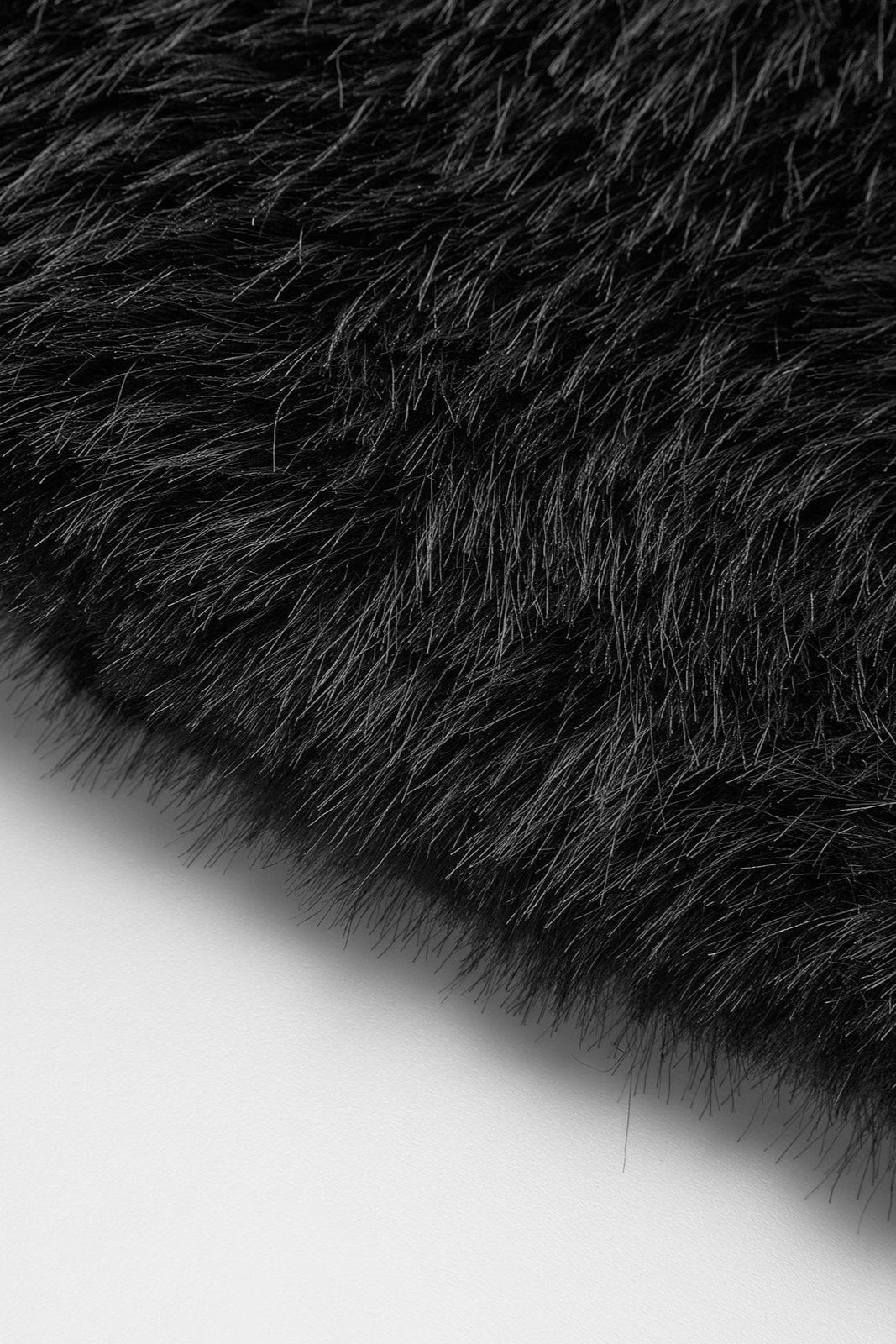 Veste féminine élégante en fausse fourrure douce