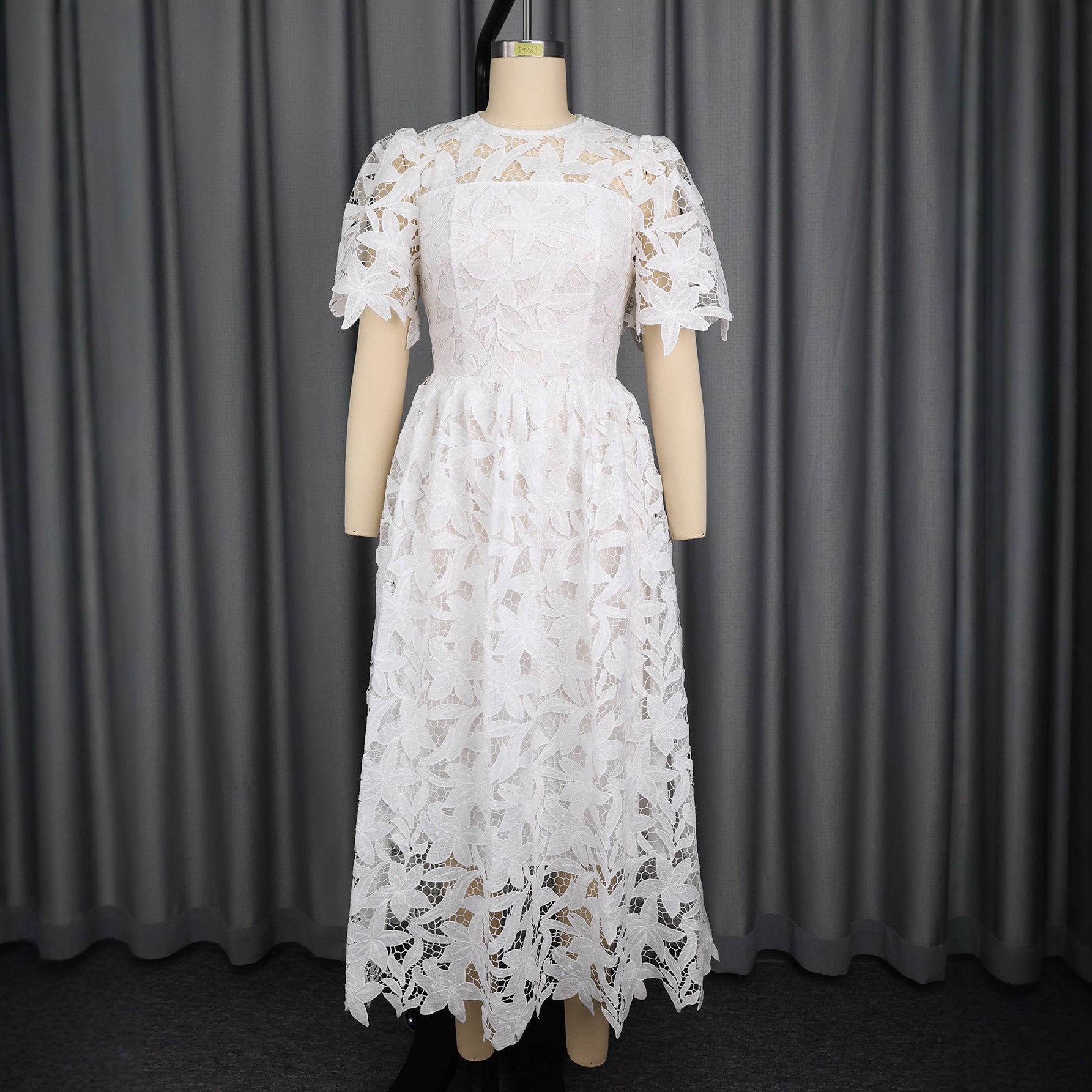 Robe maxi en dentelle pour femmes avec motif floral Mirla