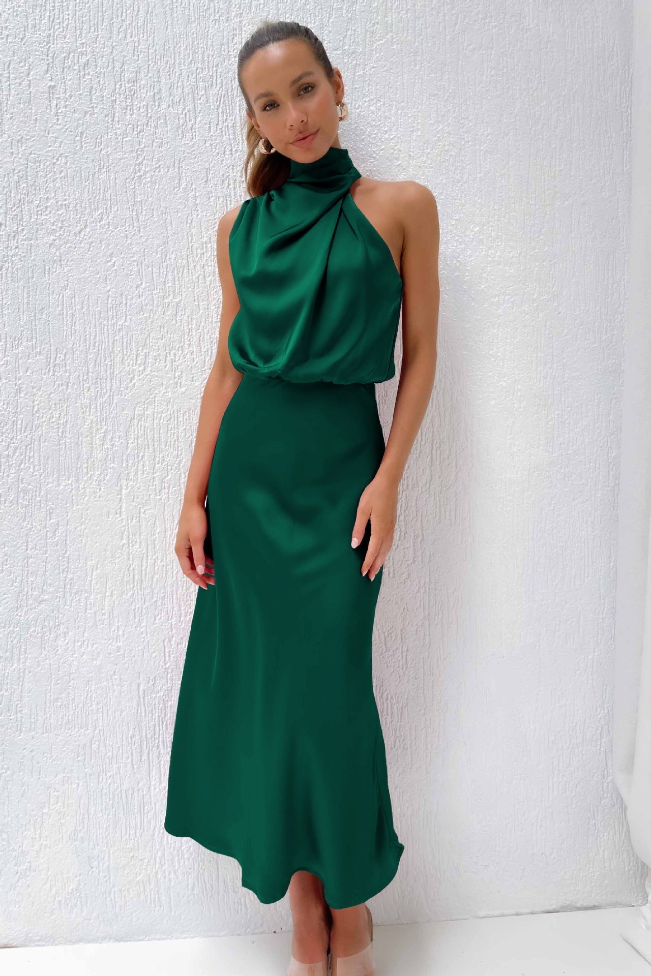 ROBE LONGUE EN SATIN AVEC DÉCOLLETÉ