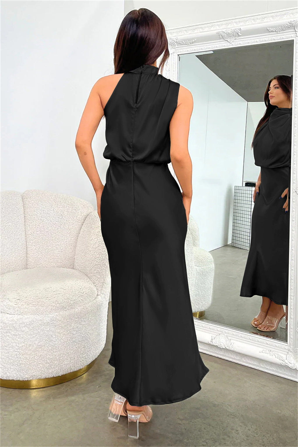 ROBE LONGUE EN SATIN AVEC DÉCOLLETÉ