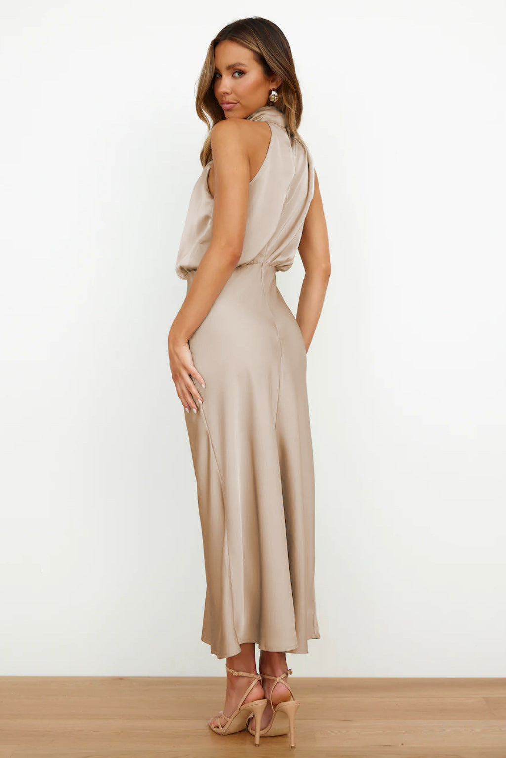 ROBE LONGUE EN SATIN AVEC DÉCOLLETÉ