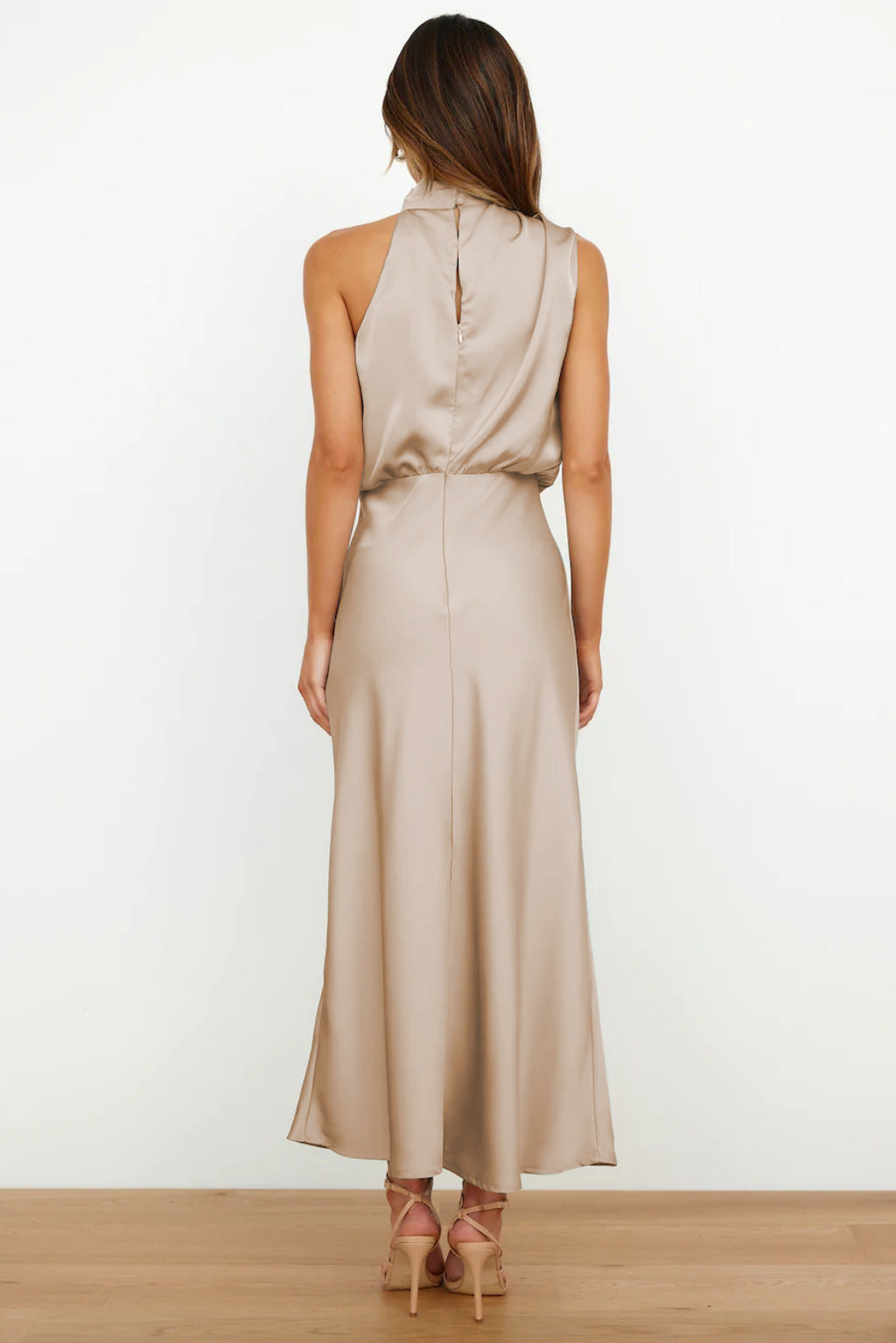 ROBE LONGUE EN SATIN AVEC DÉCOLLETÉ