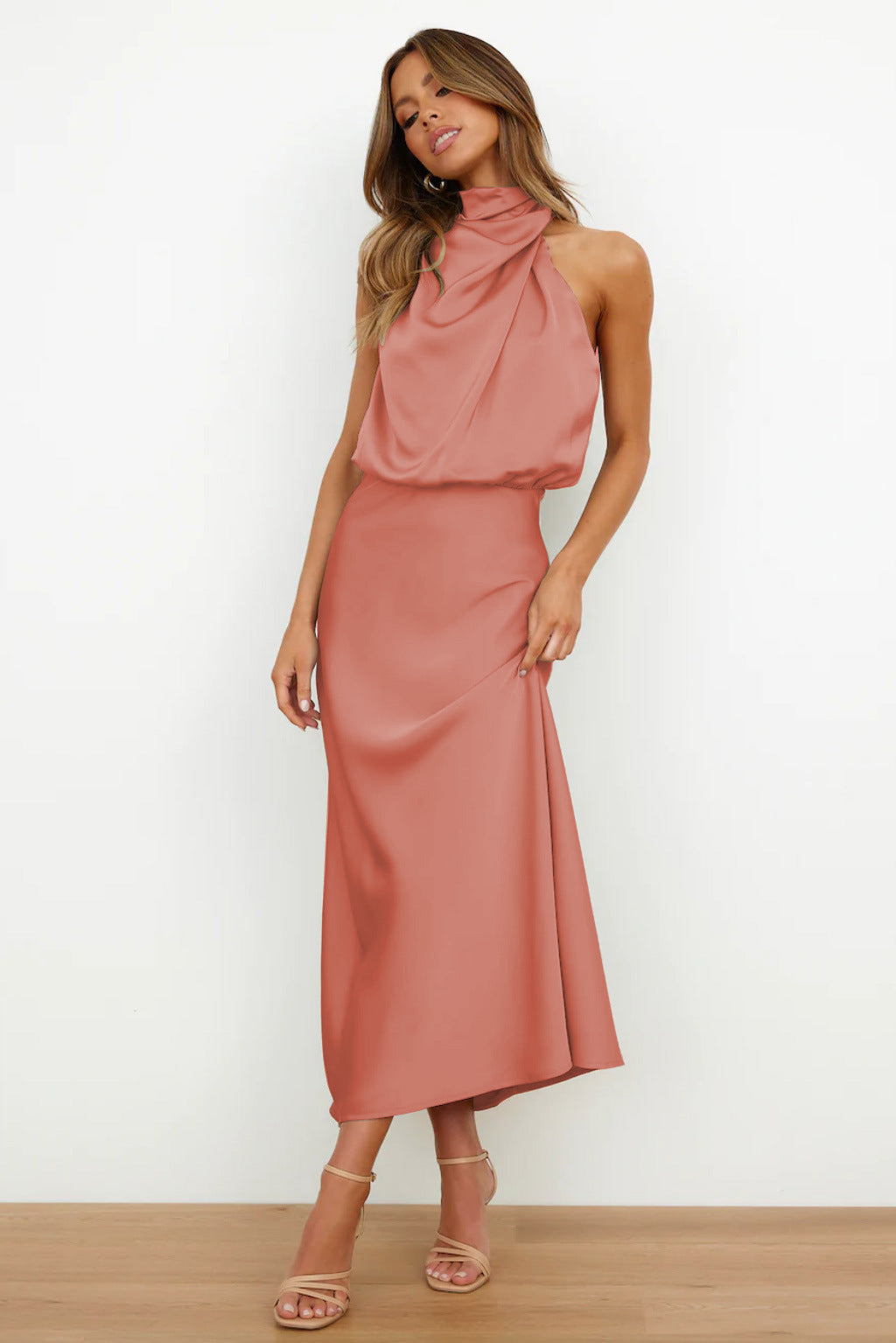 ROBE LONGUE EN SATIN AVEC DÉCOLLETÉ